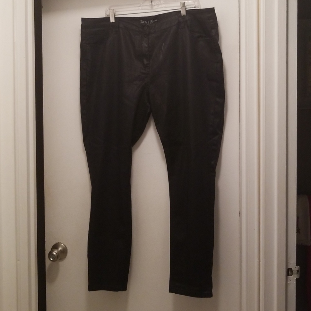 Plus sized womens super skinnyblack wet look pants